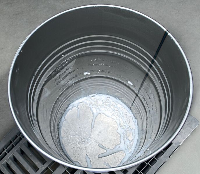 Beispiel für eine Restmenge Vaseline im Fass. (Stefan Mesitschek/Flux)