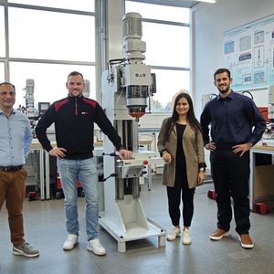 Maurizio Di Domenico (Leiter Technologie), Sandro Keller (Leiter Kundendienst und Montage, beide BalTec AG), Alisha Moosmann (Marketingmanager) und Steve Schaffner (Projektmanager beide GRIBI Hydraulics AG) mit der Baltec­Radialnietmaschine RNE481-HPP mit GRIBI-Hydraulikanlage.(Bild:  Matthias Böhm)