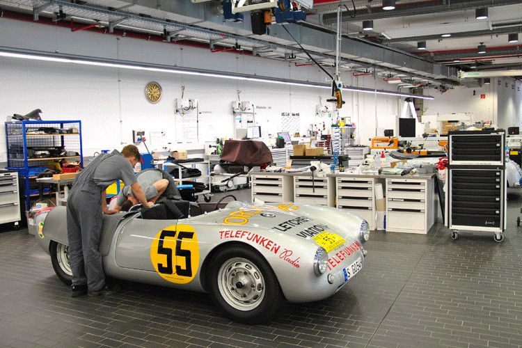 Blick hinter die Kulissen in die museumseigene Werkstatt: Hier führt man kleinere Arbeiten, vor allem an den zahlreichen „rollenden Exponaten“, durch. (Foto: Dominsky)