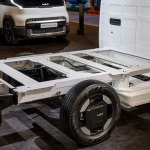 Die Unterkonstruktion muss gewichtsmäßig einiges aushalten können.(Bild:  Kia)