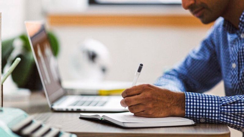 In einem mehrtägigen Onlineseminar lernen Ehrenamtler aus dem Kfz-Gewerbe die Grundlagen der Presse- und Öffentlichkeitsarbeit kennen. (Bild:  gemeinfrei /  Pixabay)