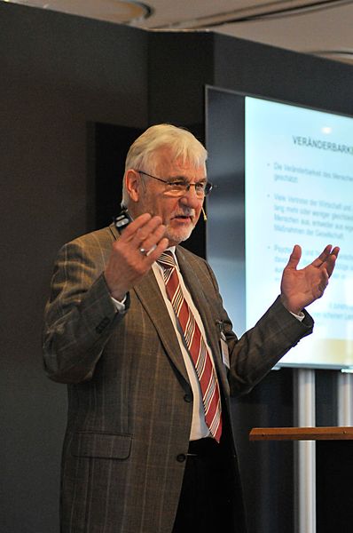 Prof. Dr. Dr. Gerhard Roth referierte über die Potentiale und Grenzen der Hirnforschung für die Mitarbeiterführung: „Wir wissen alle aus unserer Schulzeit, dass sinnloses Zeug zu lernen sehr schwer fällt. Deshalb sollten wir zielgerichtet lernen.“ (Zietz / »kfz-betrieb«)