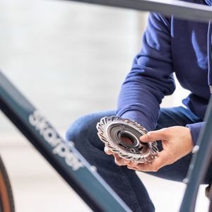 Neben dem Motor braucht es für die Montage die 300 Gramm schwere Scheibe von Skarper. (Bild:  Skarper)