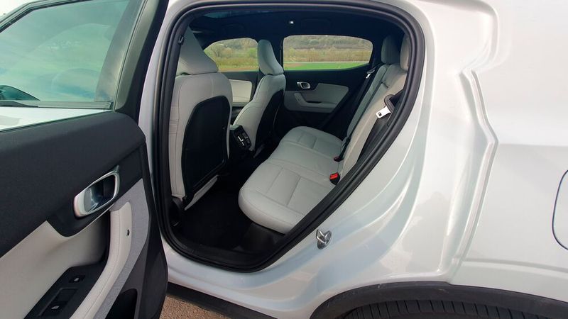 8. Das Platzangebot: Die Kopf- und Beinfreiheit auf den Rücksitzen ist in Ordnung, aber gerade hoch gewachsene Insassen würden sich wohl über ein paar zusätzliche Zentimeter Platz freuen. (Bild: Mauritz – VCG)