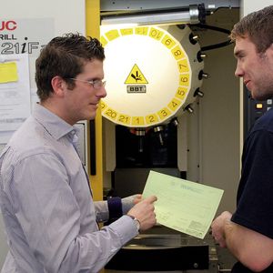 Neues 4-Achs-Bearbeitungszentrum: Diplom-Ingenieur Stefan Gibbert (li.) im Gespäch mit einem Maschinenbediener.