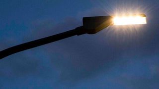 LED-Straßenbeleuchtungen können mit einer IoT-basierten Möglichkeit von Alpha-Omega Technolgoy nun smart gesteuert werden. Das kann man auf der Light+Building bald erleben. Ebenfalls die Energieeffizienz steigern spezielle Thermostate des Partners Mclimate. (Bild: Funzelix)