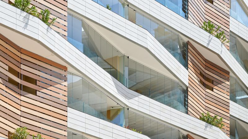Balkonverglasungen schaffen zusätzliche, ganzjährig nutzbare Fläche. Auswirkungen auf die Bausubstanz sind projektabhängig. (Bild:  Lumon Deutschland GmbH)