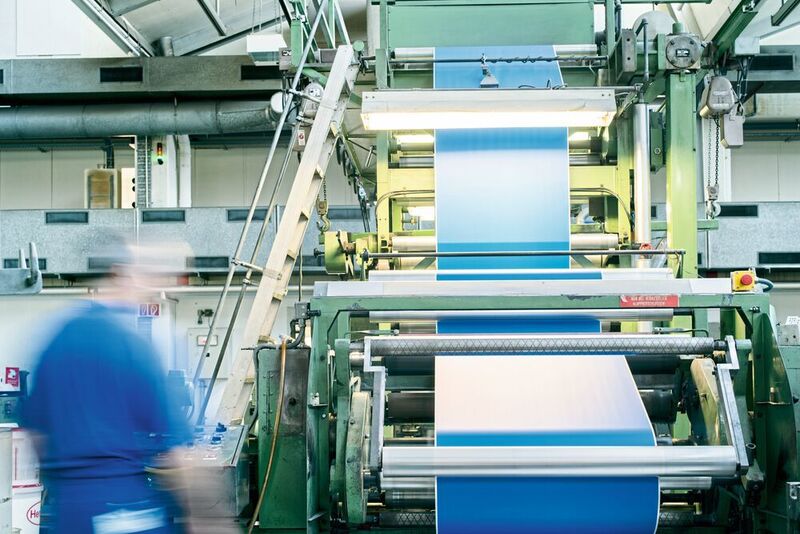 Plus de 40 millions de mètres de papier-cadeaux par an sont fabriqués par impression taille-douce et par flexographie. (Stewo)