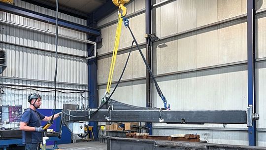 Zum Ausgleich asymmetrischer Lasten mit Varioforce muss der Anschläger nicht an den Haken.(Bild:  Spanset)