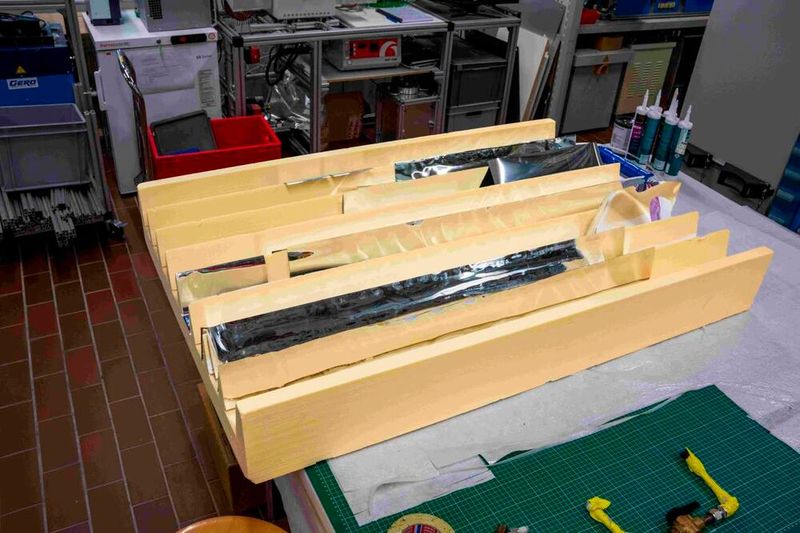 Kollektor im Aufbau; an das präparierte Dämmstoff-Strukturelement, wird nun die reflektierende Oberfläche befestigt. (Bild: Michel Büchel, ETH Zürich)