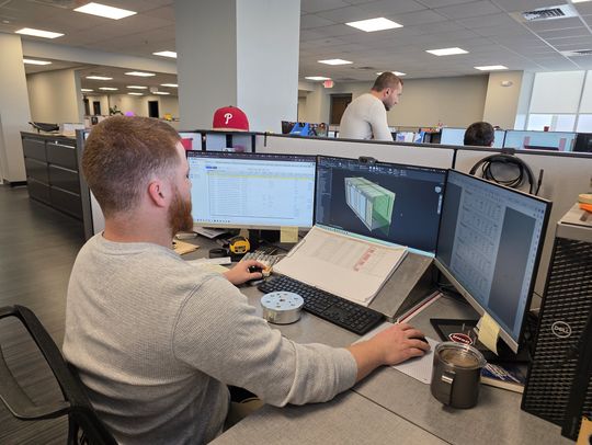 Der Maschinenbauingenieur Korey Greene von Sea Box arbeitet an der CAD-Konstruktion eines Containers. Die Integration ihrer digitalen Konstruktionswerkzeuge in ihre PLM- und ERP-Software steigert die Kapitalrendite des Unternehmens.(Bild:  Sea Box)