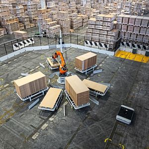 In vielen Produktionshallen arbeiten schon heute stationäre und mobile Roboter zusammen.(Bild:  Kuka Deutschland)