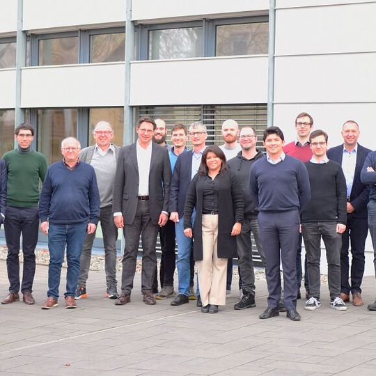 Das SAFari-Konsortium, bestehend aus Vertretern von ASG Analytik-Service, BP Europa, Clariant, des DLR und des Fraunhofer ISE. Das SAFari-Konsortium, bestehend aus Vertretern von ASG Analytik-Service, BP Europa, Clariant, des DLR und des Fraunhofer ISE.
