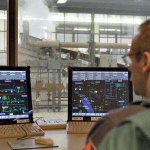 Der Schichtführer und die Anlagenfahrer in der Leitzentrale haben durch Condition Monitoring den Zustand der Anlage jetzt immer im Blick. 