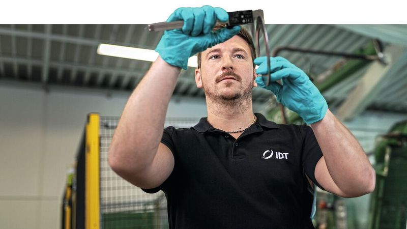 Der Autor Norman Richter prüft eine LE-Safe-Dichtung, die zur Abdichtung der Anlagenperipherie von Elektrolyseuren sowie bei Flanschverbindungen in Wasserstofftransport und -speicherung geeignet ist.(Bild:  IDT)