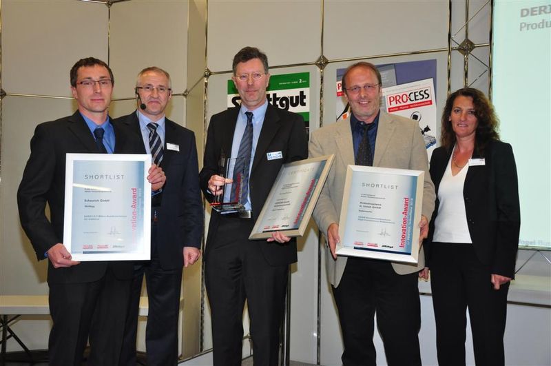 Glückliche Short-List-Kandidaten: Geschäftsführer Thomas Scheurich, Scheurich (ganz links), Geschäftsführer Hanno Derichs, Derichs (Mitte), Geschäftsführer Günter Untch, Andocksysteme G. Untch (zweiter von rechts). Laudatorin und Ressortleiterin PharmaTEC, Anke-Geipel Kern (ganz rechts) und Publisher Gerd Kielburger (zweiter von links) freuen sich mit ihnen. (Archiv: Vogel Business Media)