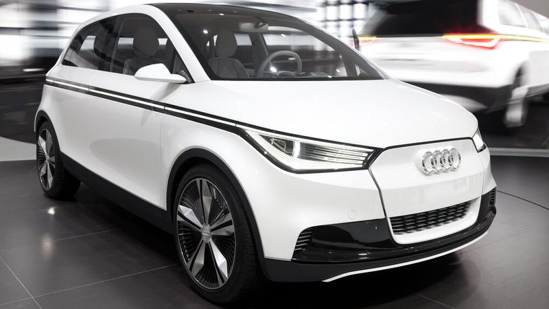 Als Reaktion auf die Entwicklung des Megacity-Vehicle bei BMW stellte Audi 2011 auf der IAA einen Nachfolger für den A2 als Show-Car vor, der 2015/2016 mit Elektro- bzw. Hybridantrieb in Serie gehen sollte. Das viersitzige Konzeptfahrzeug mit Frontantrieb besaß einen 85 kW/116 PS starken Elektromotor, sollte in 9,3 Sekunden auf Tempo 100 beschleunigen und 150 km/h Höchstgeschwindigkeit bei einer Reichweite von 200 Kilometern erreichen. Anfang 2013 gab Audi die Einstellung mehrerer unter dem Namen „Audi e-tron“ medial angekündigter Projekte bekannt. Während der BMW i3 ab November 2013 erhältlich war, stellte Audi die Entwicklung eines neuen A2 ein, um sich „künftig stärker auf die größeren Baureihen konzentrieren“ zu können. (Bild: Thomas Wolf, www.foto-tw.de (CC BY-SA 3.0 DE))