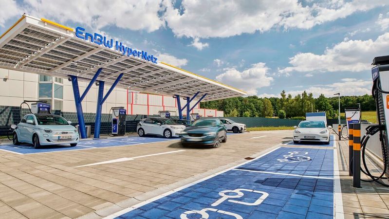 EnBW baut sein „Hypernetz“ weiter aus. Bis 2030 soll das Stromtankstellenangebot 30.000 Ladepunkte umfassen.(Bild:  EnBW)