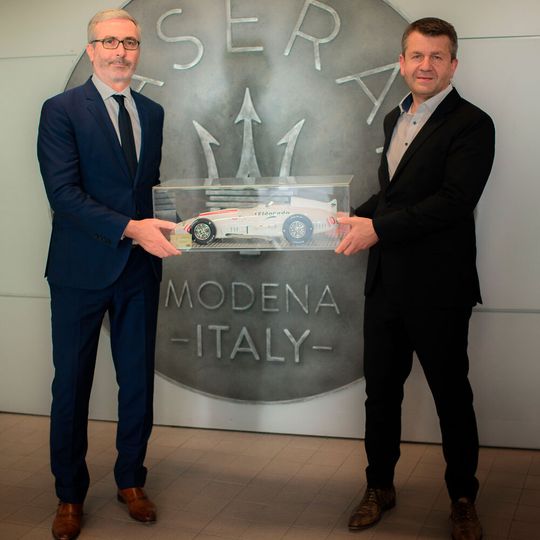 Amaury La Fonta (General Manager Maserati, links) und Autohaus-Geschäftsführer Ben Günther.(Bild:  Maserati)