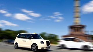 Das London Taxi gibt es heute nur noch mit Elektroantrieb und es soll bald auch in Deutschland Personen befördern - hier ist es bereits in Berlin unterwegs. (LEVC)
