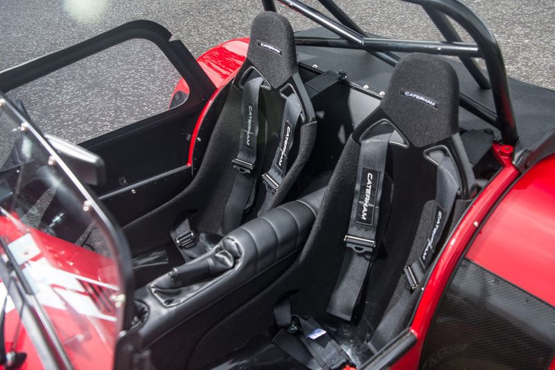 Elektrisch verstellbar? Mit Massagefunktion? Nicht bei Caterham. Im Caterham Seven ist konsequente Leichtbauhärte angesagt. (Caterham Cars)