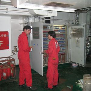 Thomas Selzer mit einem chinesischen Kollegen bei der Inbetriebnahme einer Anlage auf einem Schiff. 