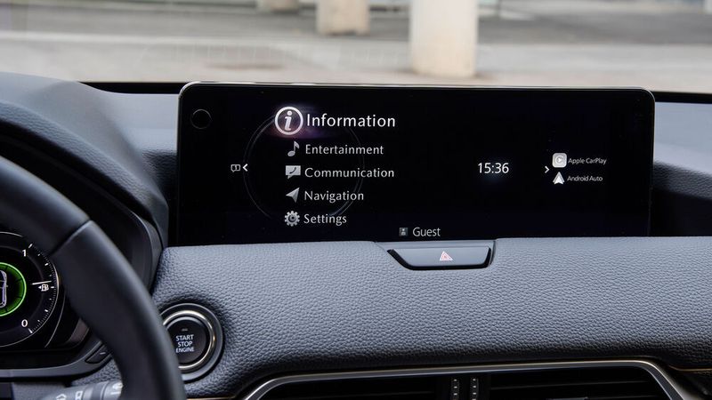 Bedient wird das 12,3 Zoll große Display in der Mittelkonsole wahlweise per Sprachsteuerung oder per Drehschalter. (Bild: Mazda)