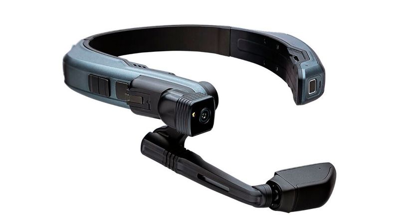 Der Real Wear Navigator 500 ist ein Assisted-Reality-Gerät und verfügt über Sprachsteuerung und Geräuschunterdrückung. Bei der Industriedatenbrille soll es sich um eine Plattformlösung handeln, die Hardware, Software und Cloud-fähige Dienste mit einem robusten Design kombiniert. Im Vergleich zum Vorgängermodell soll sie zudem rund ein Drittel leichter und schlanker sein. Auf der Hannover Messe will Real Wear die Brille zum ersten Mal einem breiten Industriepublikum in Deutschland präsentieren. Hannover Messe: Halle 4, Stand F61. (Bild: Real Wear)