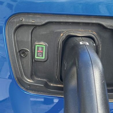 Per Stecker laden oder teuren Sprit tanken? Derzeit interessieren sich viele Online-Suchende für ein Elektroauto. (Bild: Grimm – VCG)