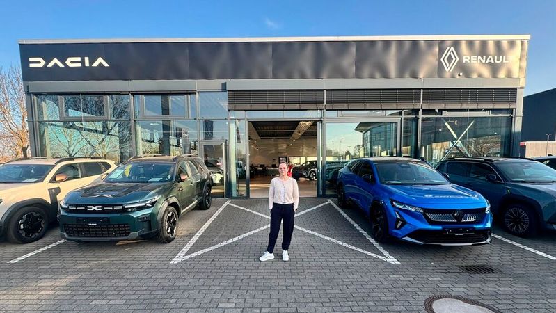 Katharina Heinz, Geschäftsführerin der Car Avenue AGS in Mainz, vor dem neuen Renault- und Dacia-Autohaus, das gerade noch CI-konform umgebaut wird.(Bild:  Car Avenue Mainz)