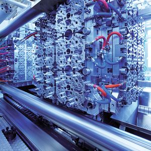 Basis für den Erfolg des deutschen Formenbaus ist das hohe Know-how. Ein Beispiel dafür ist die Würfeltechnik, bei der sich der Kern der Spritzgießform mit den vier Kavitäten um die vertikale Achse dreht.