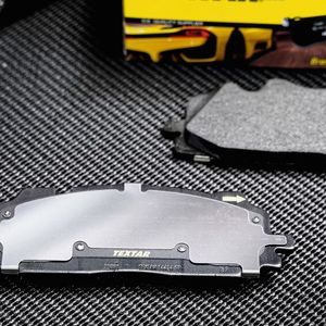 Neben abgestimmten Belagrezepturen helfen umfangreiche sogenannte Sekundärmaßnahmen, die Schwingungsübertragung vom Belag auf andere Komponenten zu dämpfen. (Bild:  Textar)