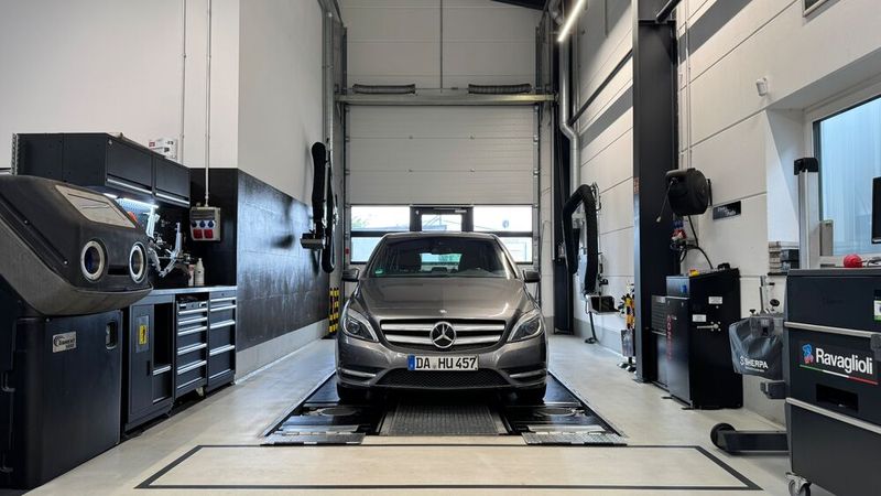 Achsmessstand und HU-Prüfplatz mit Scherenhebebühne gehören zur Grundausstattung jeder Mercedes-Benz-Werkstatt – und dürfen natürlich bei den Stern Profis nicht fehlen. (Bild: Schreiner – VCG)