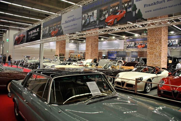 Viel hochpreisige Fahrzeugware, nicht immer historischer Natur, war Teil der Aussstellung in Halle 4. (Dominsky/»kfz-betrieb«)