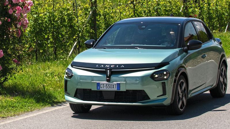 Weil der Lancia-Neustart in Deutschland parallel zur Einführung des Agenturvertriebs bei Stellantis laufen soll, kommt der Ypsilon erst 2025 zu den Vertriebspartnern.(Bild:  Lancia)