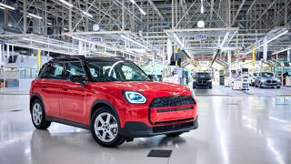 Im Oktober startet der Agenturvertrieb für Mini in Deutschland. Das bedeutet einheitliche Preise für die Verbraucher – aber eine größere Herausforderung für den Handel. Denn Modelle, die nicht in Europa produziert werden, sind nicht konfigurierbar. Wohl aber der Countryman (Foto), der in Leipzig gefertigt wird. (Bild: BMW Group)