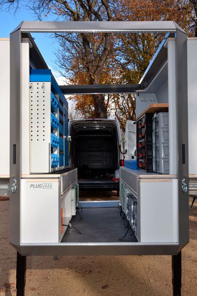 Die Module können entweder per Hand manövriert und montiert werden oder alternativ per Gabelstapler. (Bild: Plug Van)