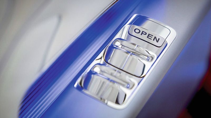 Der Träger für die Fensterheberhalter in der Türinnenverkleidung wurde aus Papier beziehungsweise Zellstoff gefertigt. (Bild: Mercedes-Benz)