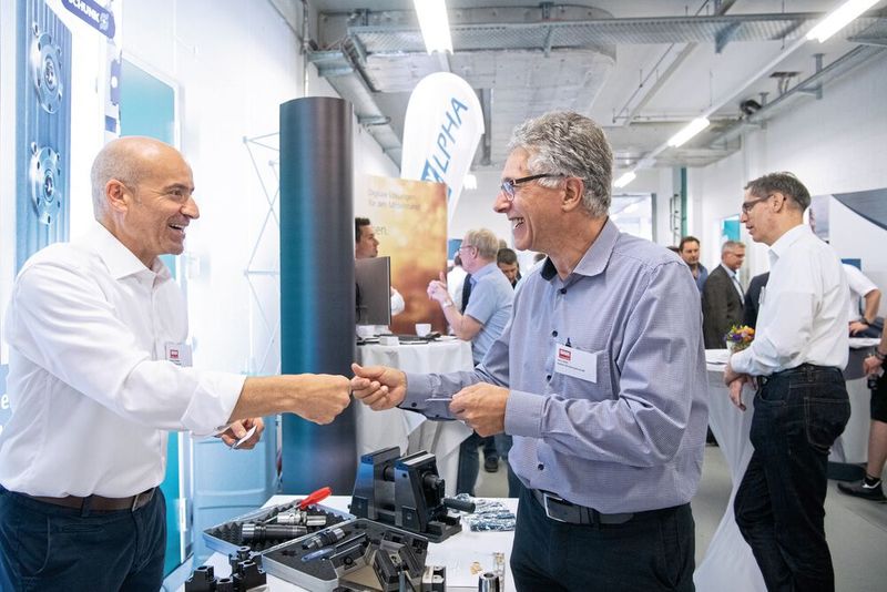 Zwischen den Referaten gab es Zeit für die Ausstellung, interessante Gespräche und Networking. (Bild: Thomas Entzeroth)