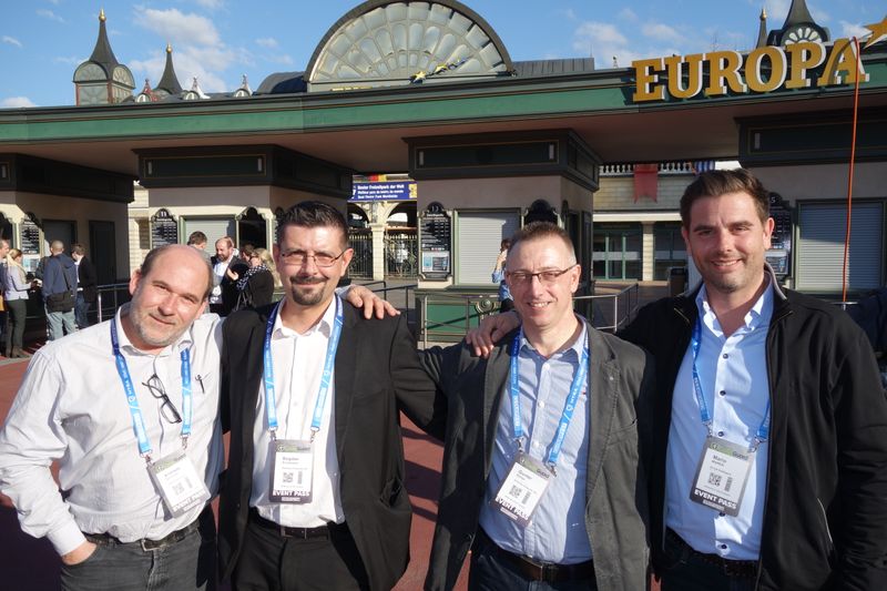 (v. l.) Andreas Schneider, Intel, Bogdan Kruszewski und Gunter Köhler, bluechip, und Mario Marek, Arrow, wären gerne eine runde Achterbahn gefahren. (Bild: IT-BUSINESS)