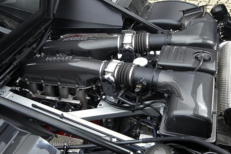 Es handelt sich um einen 4,3-Liter-Leichtmetall-V8 aus dem F 430 Scuderia. Er leistet 540 PS und hat ein maximales Drehmoment von 519 Newtonmetern – beides leitet er per sequentiellem Sechsgang-Getriebe an die Räder. Die Fahrleistungen des Sportwagens sind entsprechend: (Foto: New Stratos GbR)