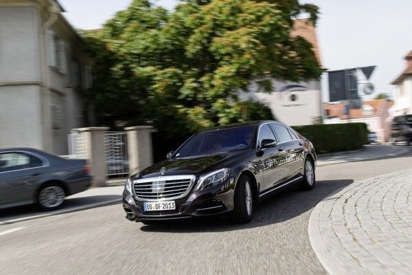 Mercedes-Benz S 500 INTELLIGENT DRIVE: autonom durch Überland- und Stadtverkehr (Mercedes-Benz)