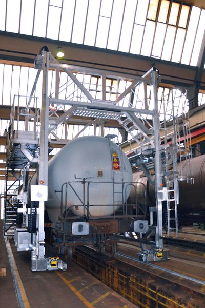 Mithilfe der neuen Arbeitsbühne kann das Wartungsteam von Alstom auf drei Wartungsgleisen gleichzeitig arbeiten. Und das sogar kabellos. (Bild: Günzburger Steigtechnik)