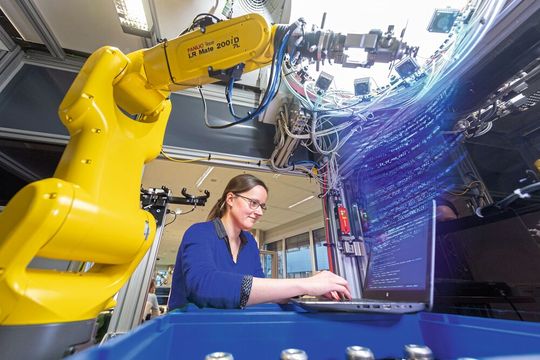 Bereits Ende 2023 startete Bosch in zwei deutschen Werken erste Projekte, bei denen generative KI synthetische Bilder erzeugt, um KI-Lösungen für die optische Inspektion zu entwickeln und zu skalieren oder bereits vorhandene KI-Modelle zu optimieren.(Bild:  Robert Bosch GmbH)