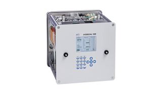  In den Konverterstationen der Unterwasser-Stromtrasse „Viking Link“ zwischen Dänemark und Großbritannien überwachen von der EMH Energie-Messtechnik GmbH gelieferte Systeme Hydrocal 1009 vollautomatisch das Innenleben der insgesamt 14 installierten Leistungstransformatoren. (Bild: EMH Energie-Messtechnik GmbH)