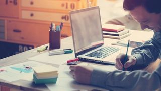 Auch aus dem Homeoffice können Mitarbeiter sich weiterbilden. (©Alex from the Rock - stock.adobe.com)