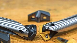 Die Bohreinsätze der XT Pro Reihe wurden speziell für die ISO-Werkstoffklassen P, K und N entwickelt und sind für Durchmesser zwischen 11 und 35 mm in 0,1-mm-Abstufungen erhältlich. Werkstoffspezifische Beschichtungen und Geometrien sollen auch tiefere Bohrungen in schwer zerspanbare Werkstoffe erlauben. (A. Taylor / Allied Machine & Engineering)