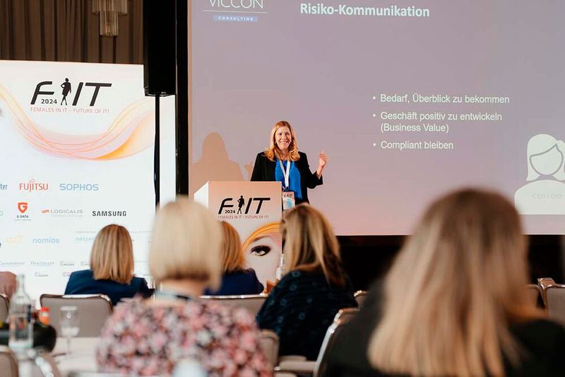 Bei Risiken und Nebenwirkungen, lieferte hier nicht der Apotheker Antwort sondern Swantje Westpfahl (Director, CEO VICCON & Institute for Security and Safety) zu dem wichtigen Thema „IT-Risikomanagement im Wandel: Neue Perspektiven auf Abhängigkeiten und Geschäftsrisiken“. (Bild: Manuel Emme)