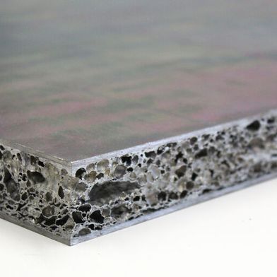 Das ist der Schnitt durch ein besonders leichtes Metallschaum-Sandwich. Es handelt sich im Inneren um Aluminiumschaum. Die Deckplatten sind aus Stahl oder Aluminium. Für die Forscher vom Fraunhofer IWU ist das die Chance für die Binnenschifffahrt bei Niedrigwasser. (Bild: Fraunhofer IWU)