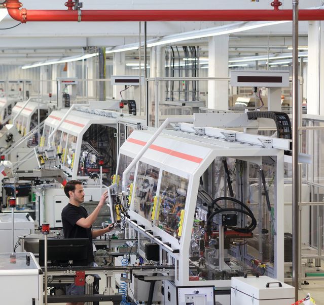 ABB Stotz-Kontakt fertigt mit seiner neuen hochautomatisierten Produktionsanlage ML2 in Heidelberg Sicherungsautomaten mit hoher Flexibilität und Varianz. (ABB/ Johannes Vogt)